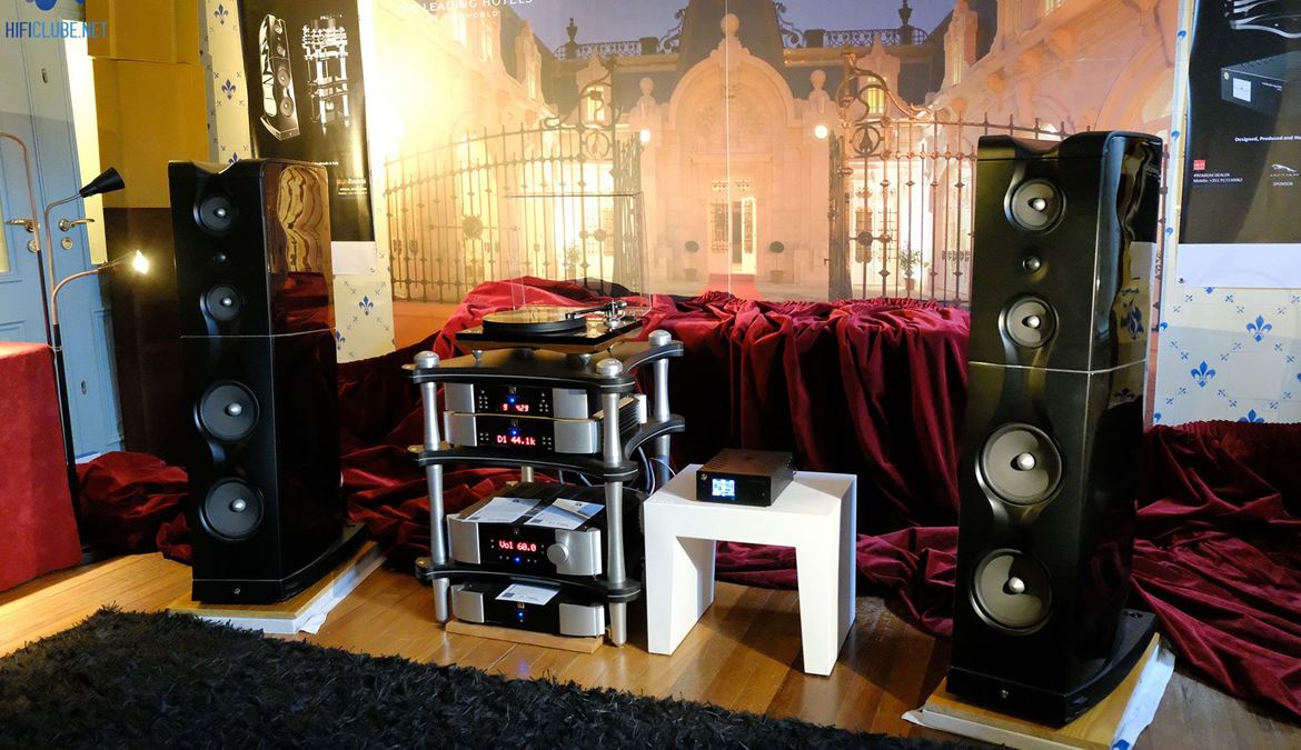 My Hi-Fi House, sistema em demonstração activa: colunas e gira-discos Gold Note - amplificação Moon Simaudio